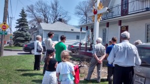 Chapelet devant la croix
