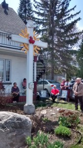 chapelet devant la croix