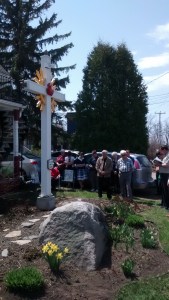 chapelet devant la croix